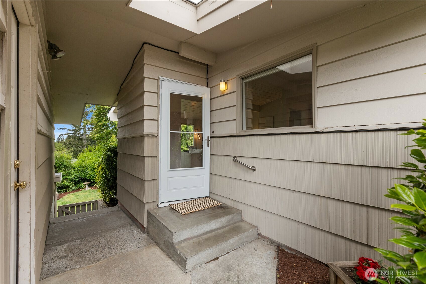 Property Photo: 8711 Bowdoin Way WA 98026