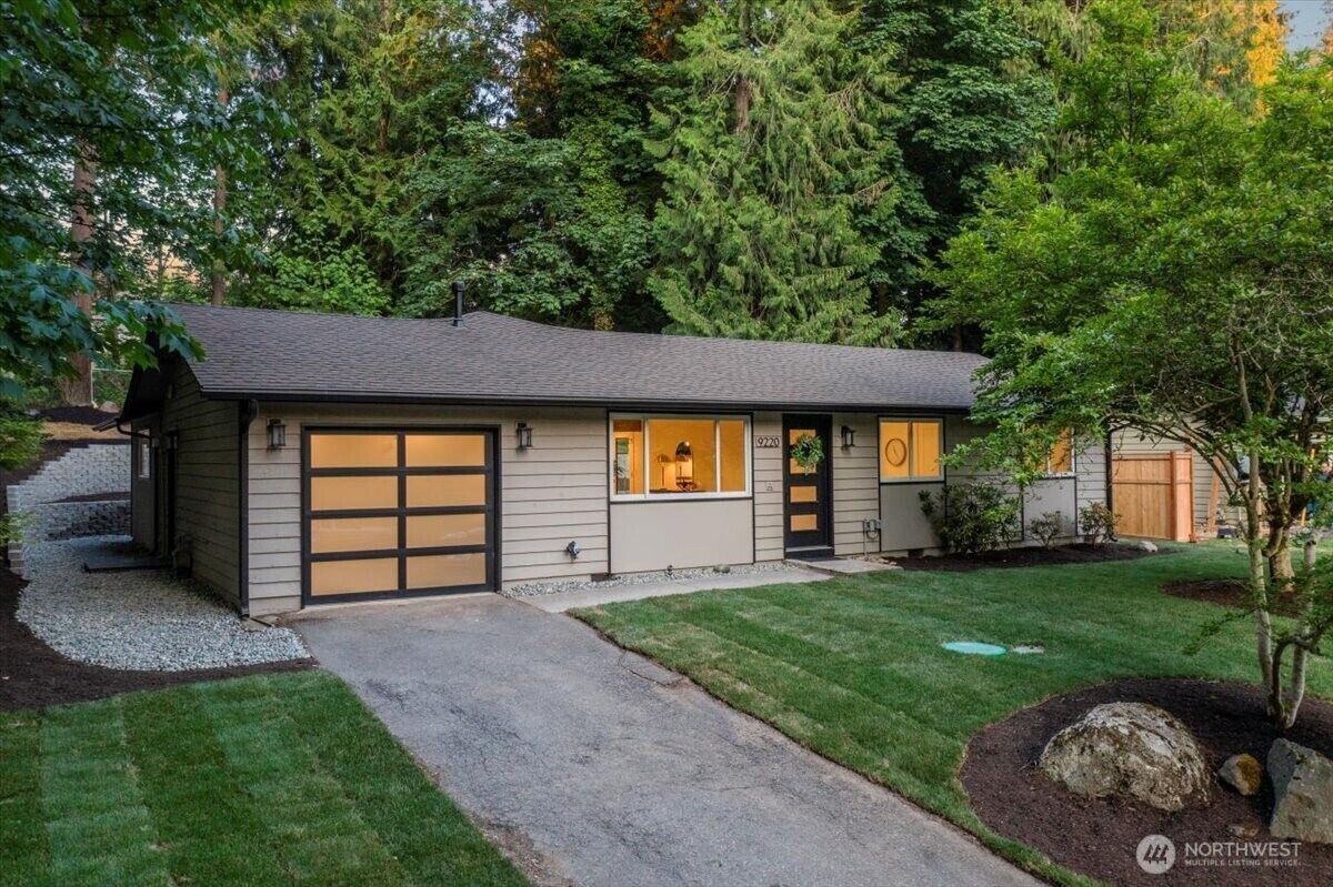 Property Photo:  9220  211th Place NE  WA 98053 