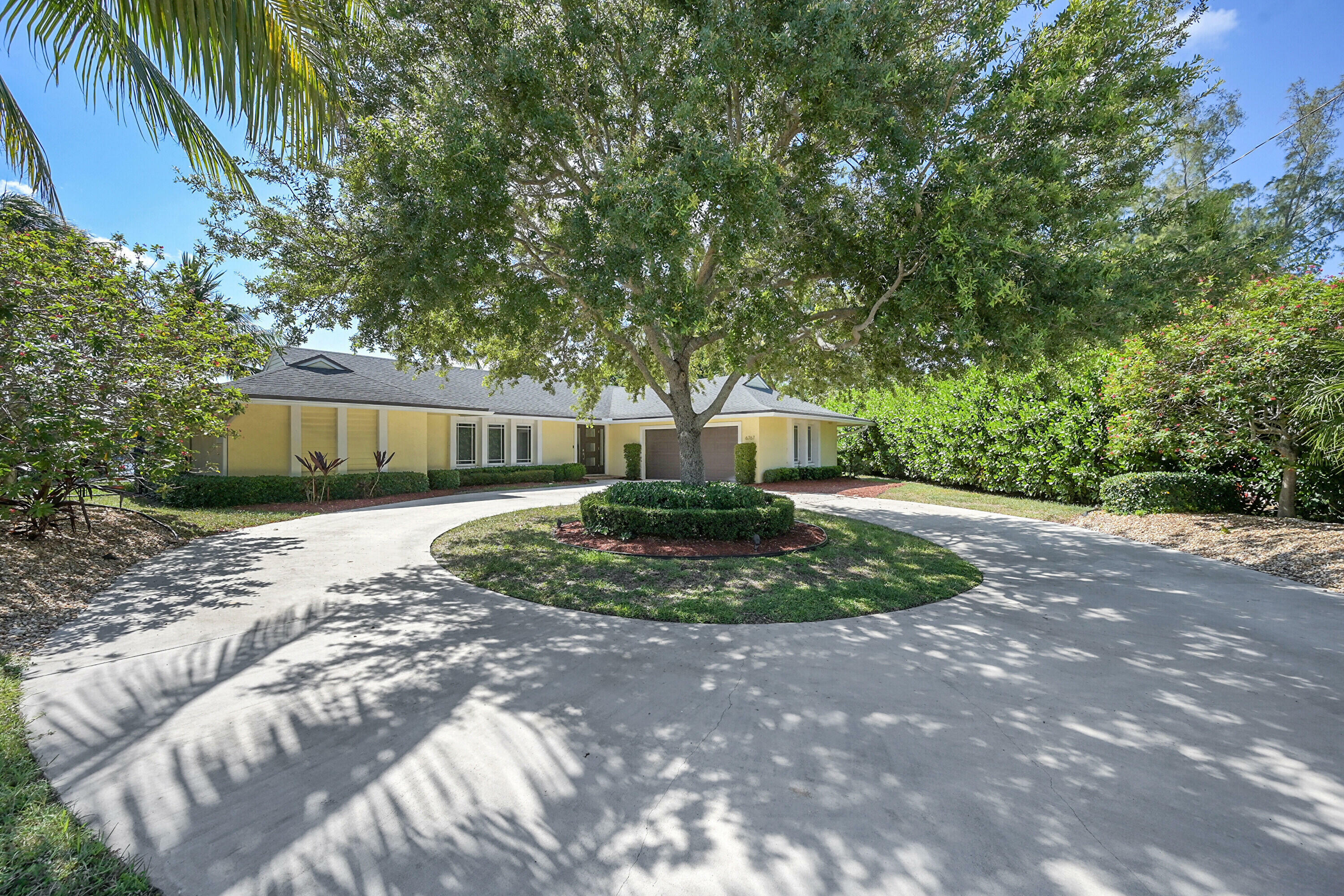 Property Photo: 6767 Tradewind Way FL 33462