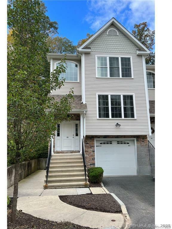 Property Photo: 21 Old Oak Drive 21 CT 06804