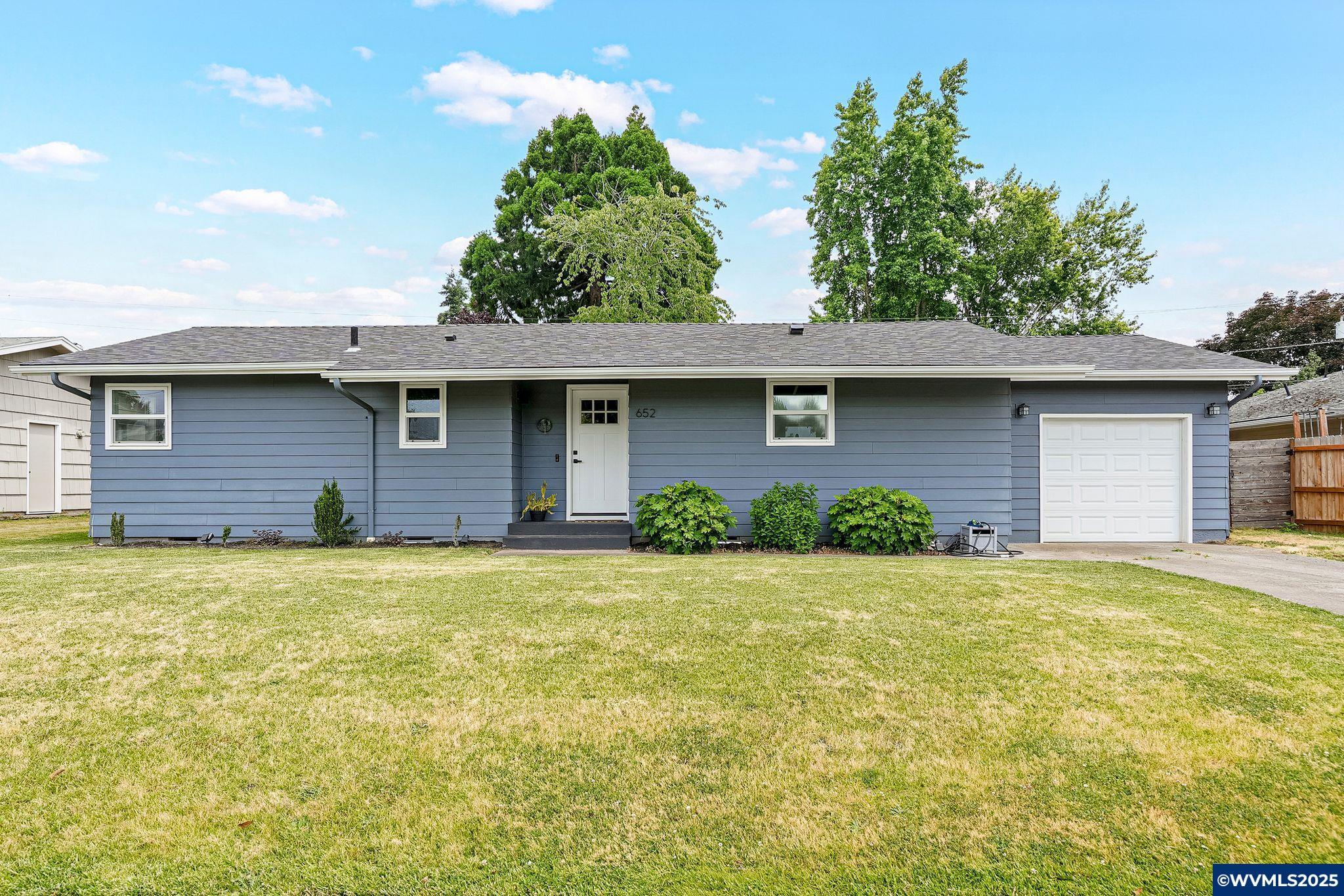 Property Photo:  652 Connecticut Av SE  OR 97317 