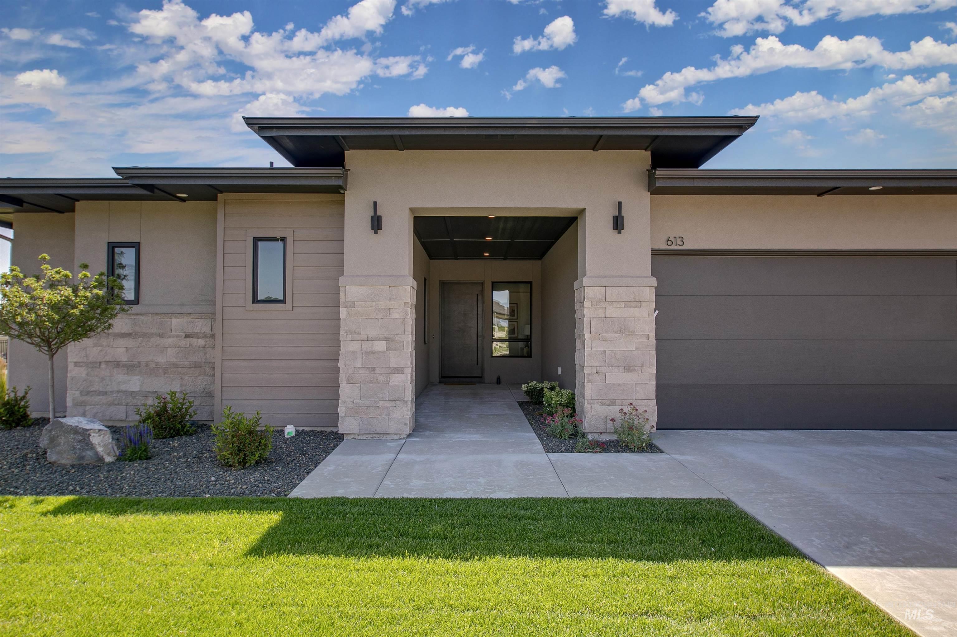 Property Photo:  613 N Creekwater Ave  ID 83616 