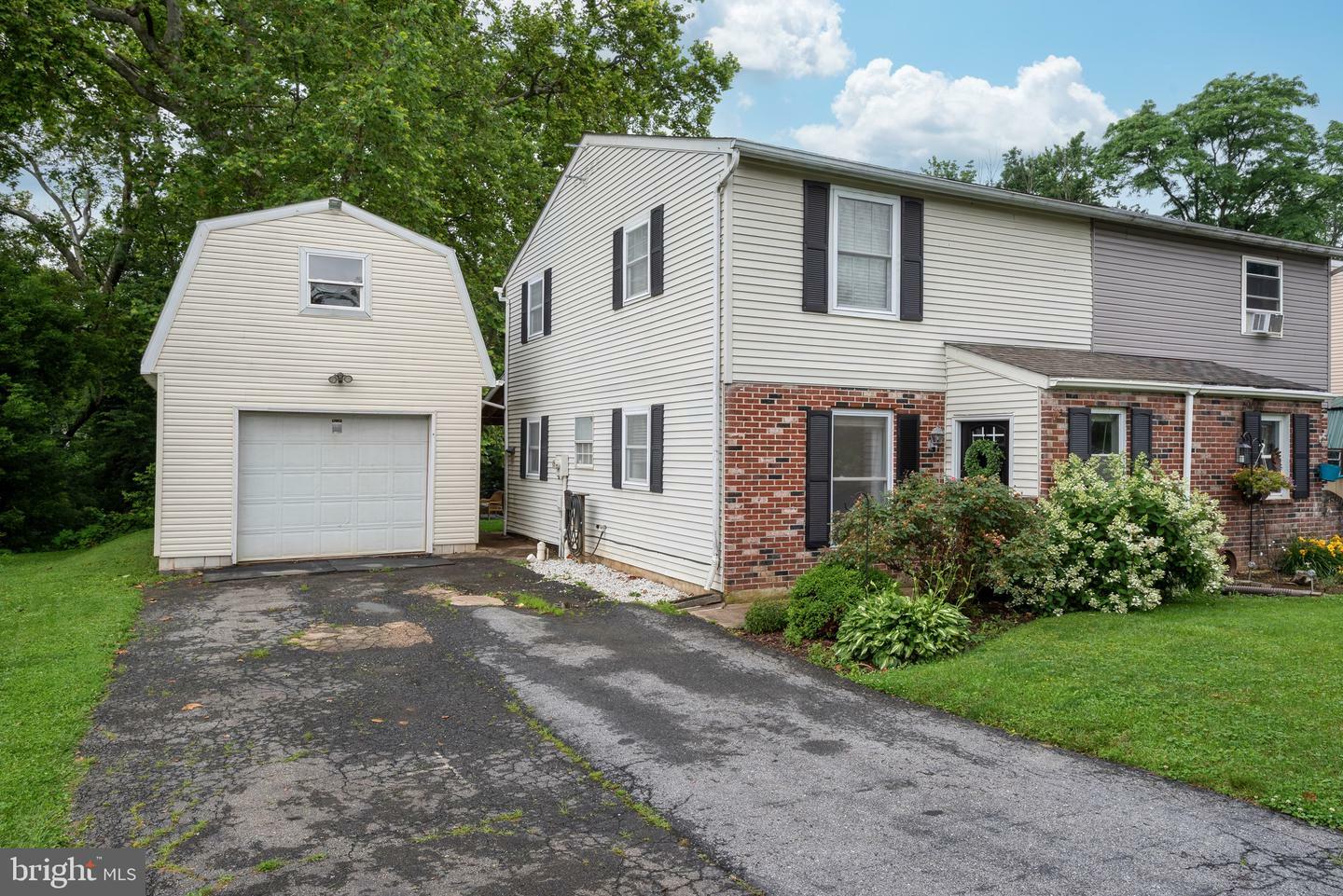 Property Photo:  538 Creekside Lane  PA 17552 
