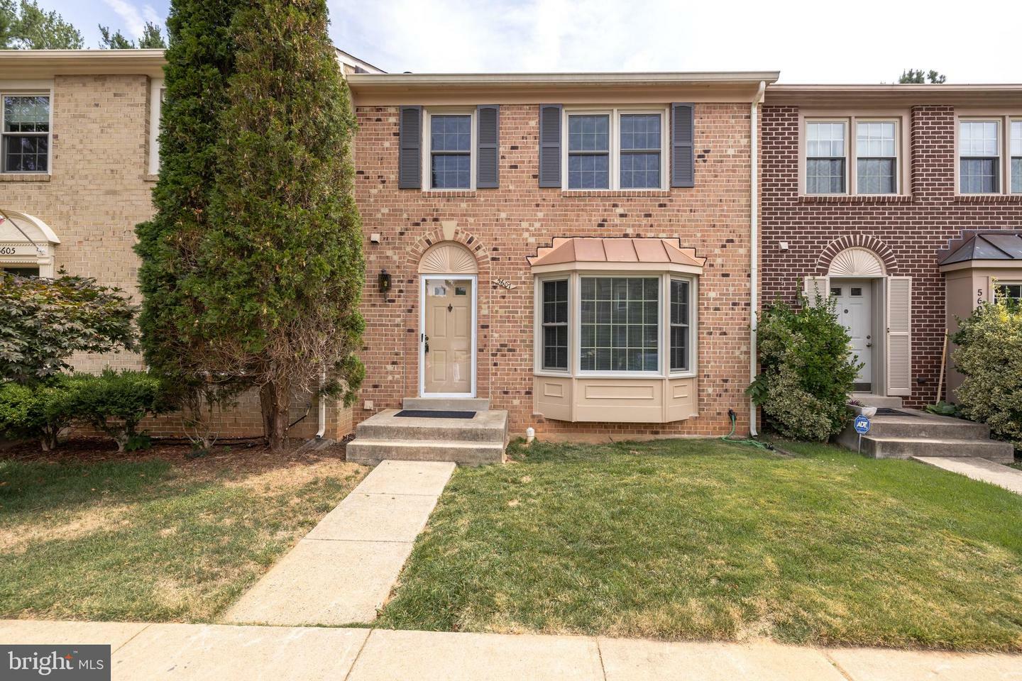 Property Photo: 5607 Castlebury Court VA 22015