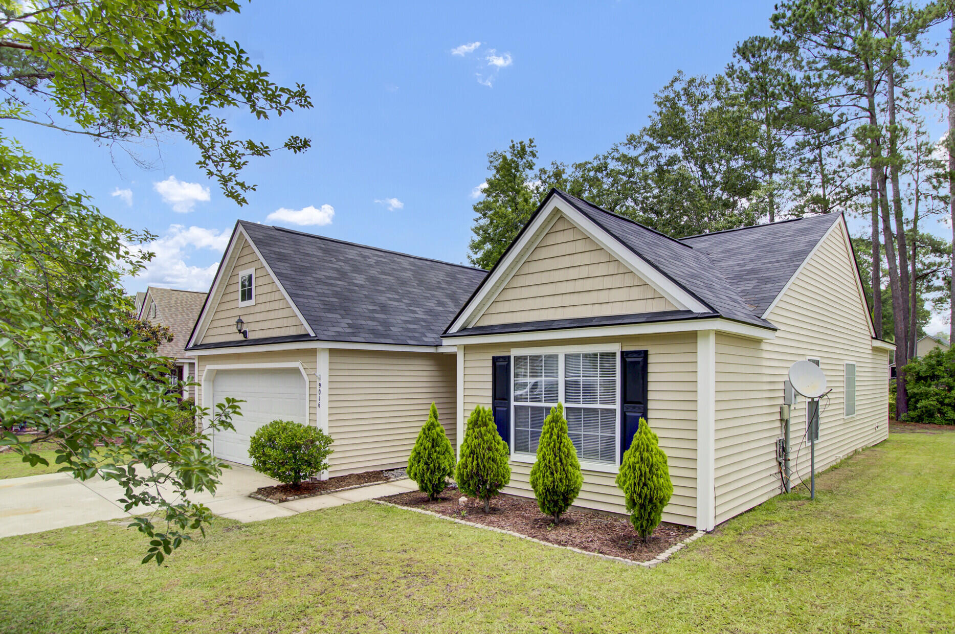 Property Photo: 9016 Greenbriar Drive SC 29485