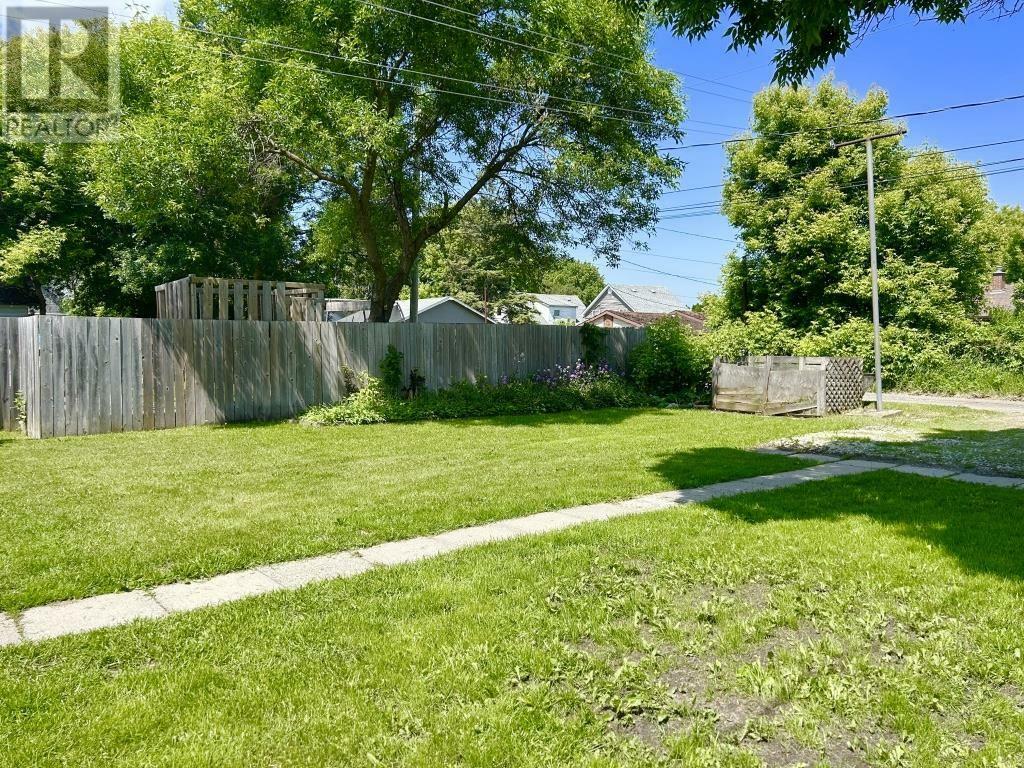 Property Photo: 418 Second Street E ON P9A 1N1