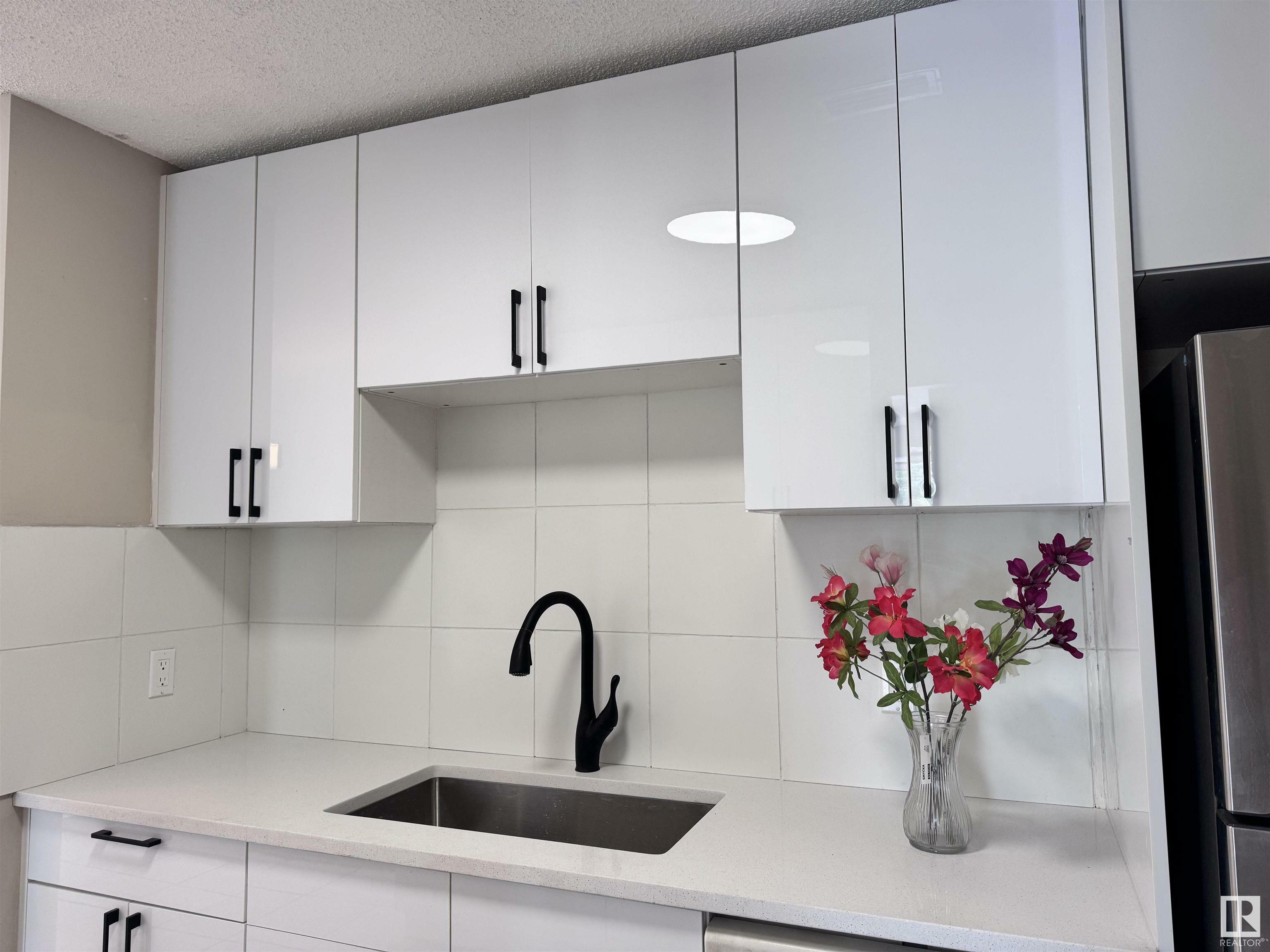 Photo de la propriété: 2204 118 Street NW 6 AB T6J 5K2