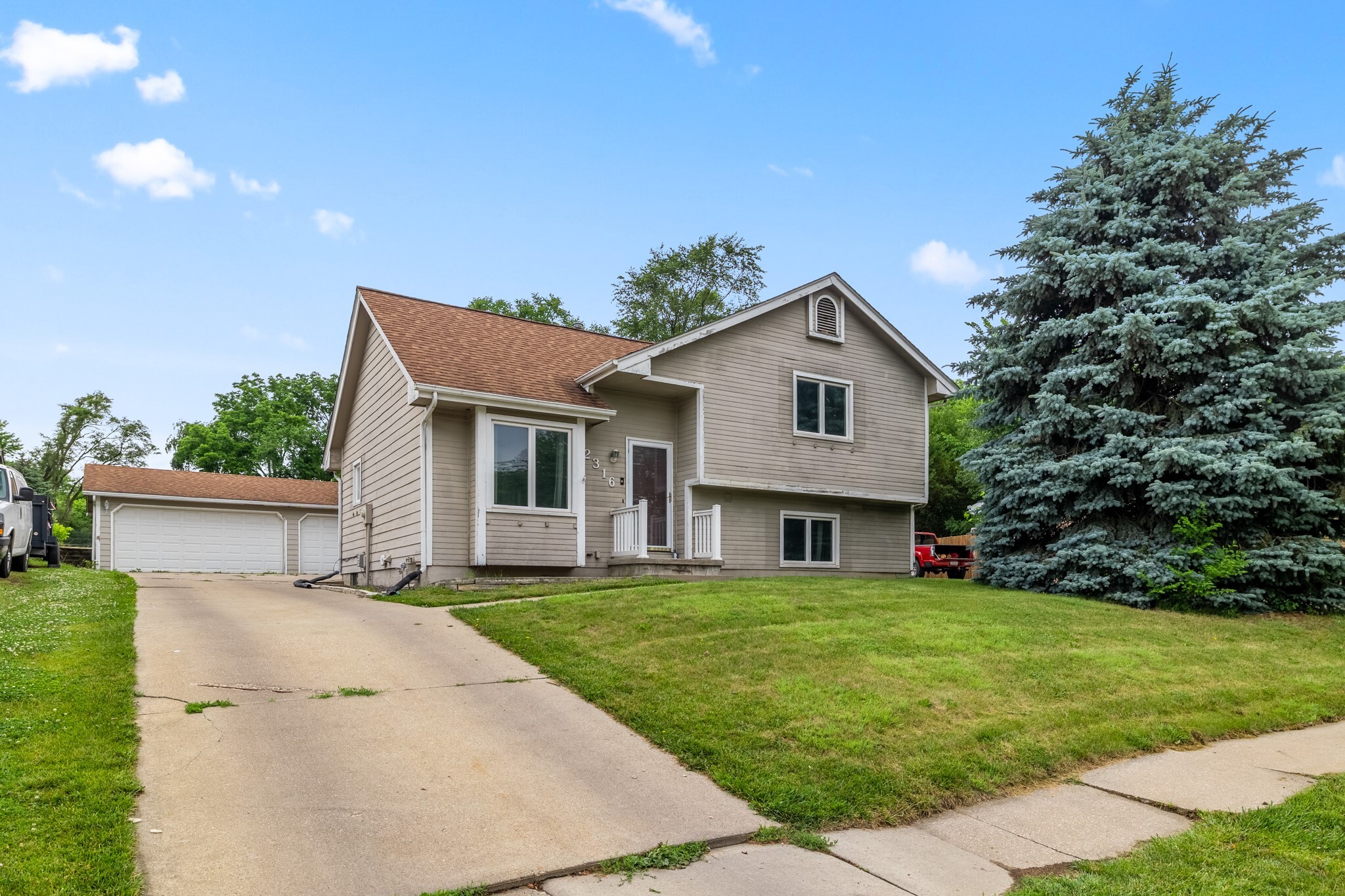 Property Photo: 2316 SE 17th Street IA 50320