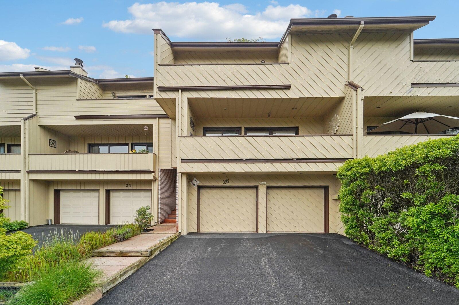 Property Photo:  26 Dakota Court  NY 10901 