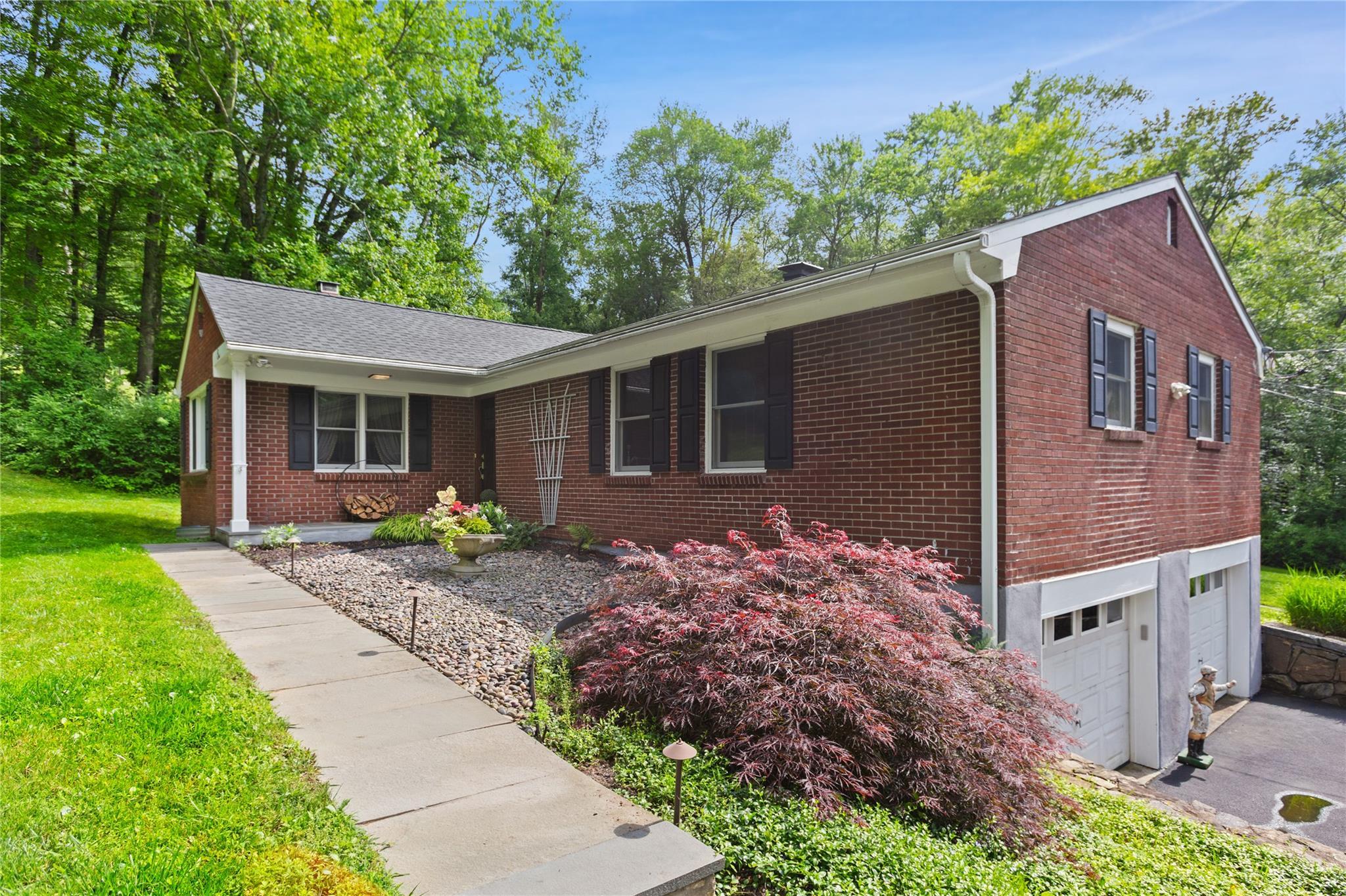 Property Photo:  1 Hawthorne Court  NY 10560 