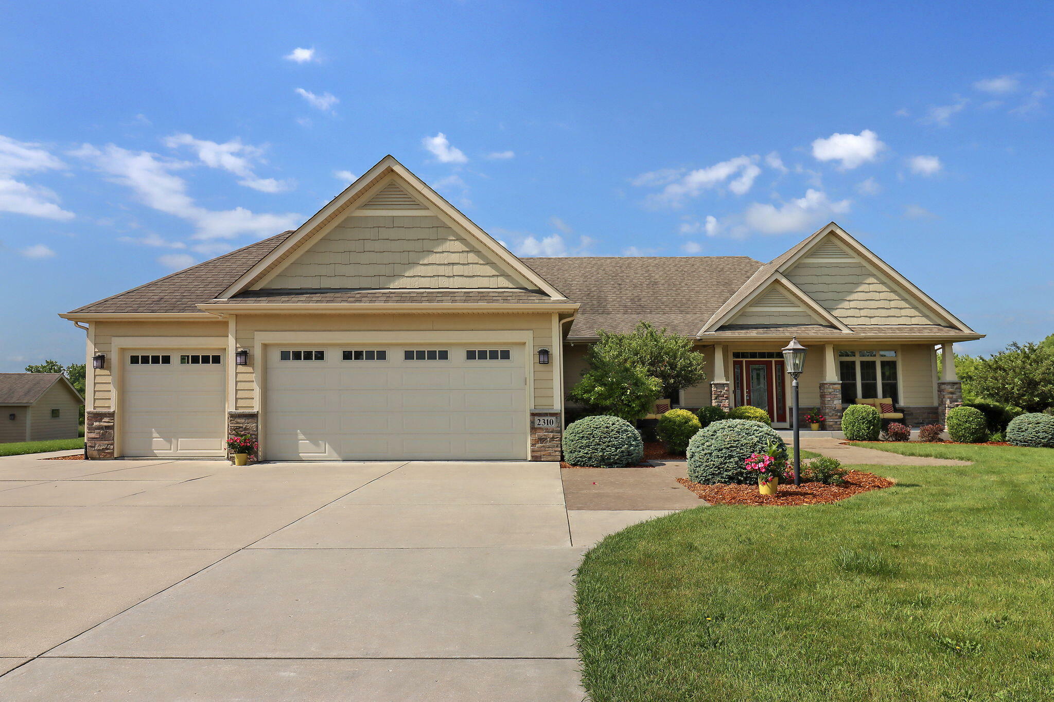 Property Photo:  2310 Thoreau Ct  WI 53126 