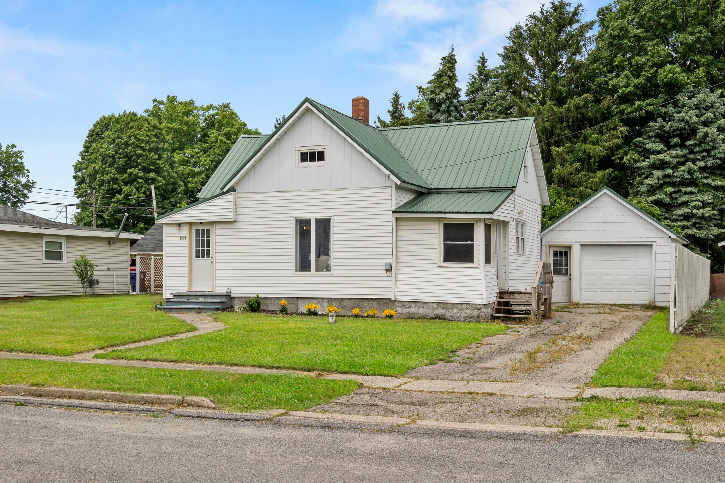 Property Photo:  2029 Ridge Street  MI 48852 