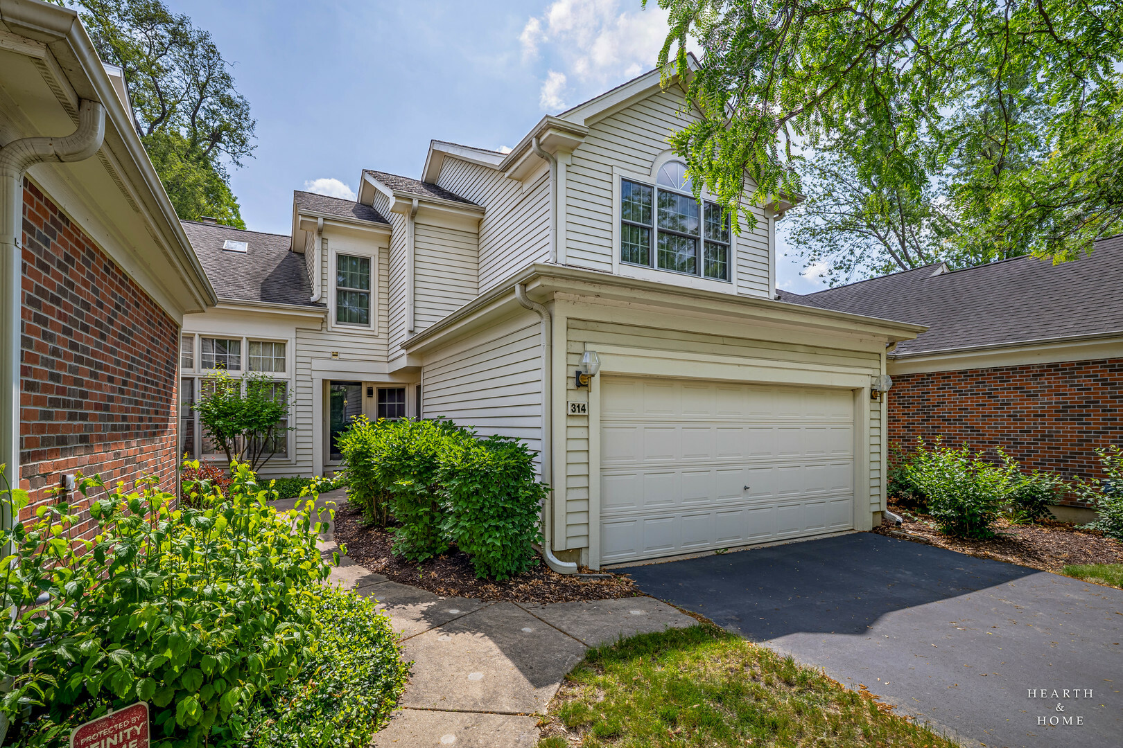 Property Photo: 314 Spring Creek Circle IL 60173