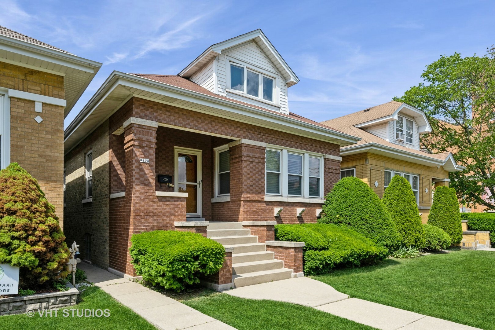Property Photo: 5404 W Henderson Street IL 60641