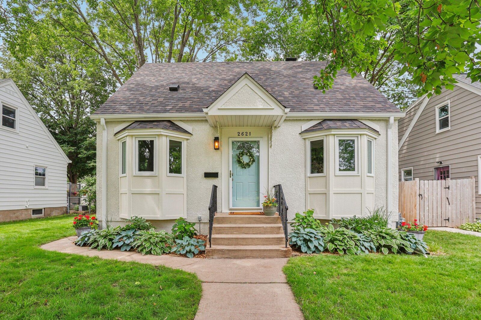Property Photo:  2621 Xerxes Avenue N  MN 55422 