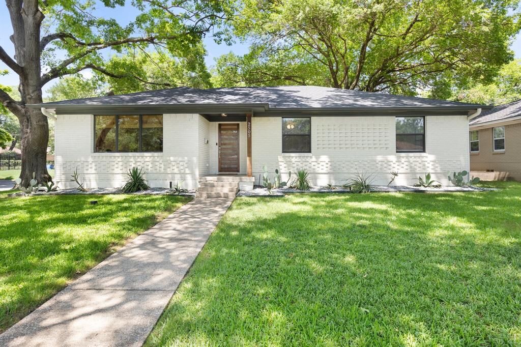 Property Photo: 2505 Dorrington Drive TX 75228