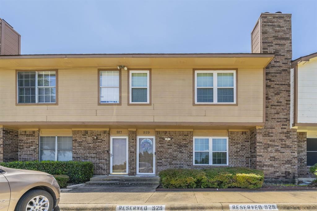 Property Photo: 929 Vedral Place 929 TX 75104
