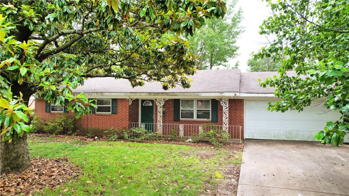 Property Photo:  2115 Westwood Avenue  AR 72762 
