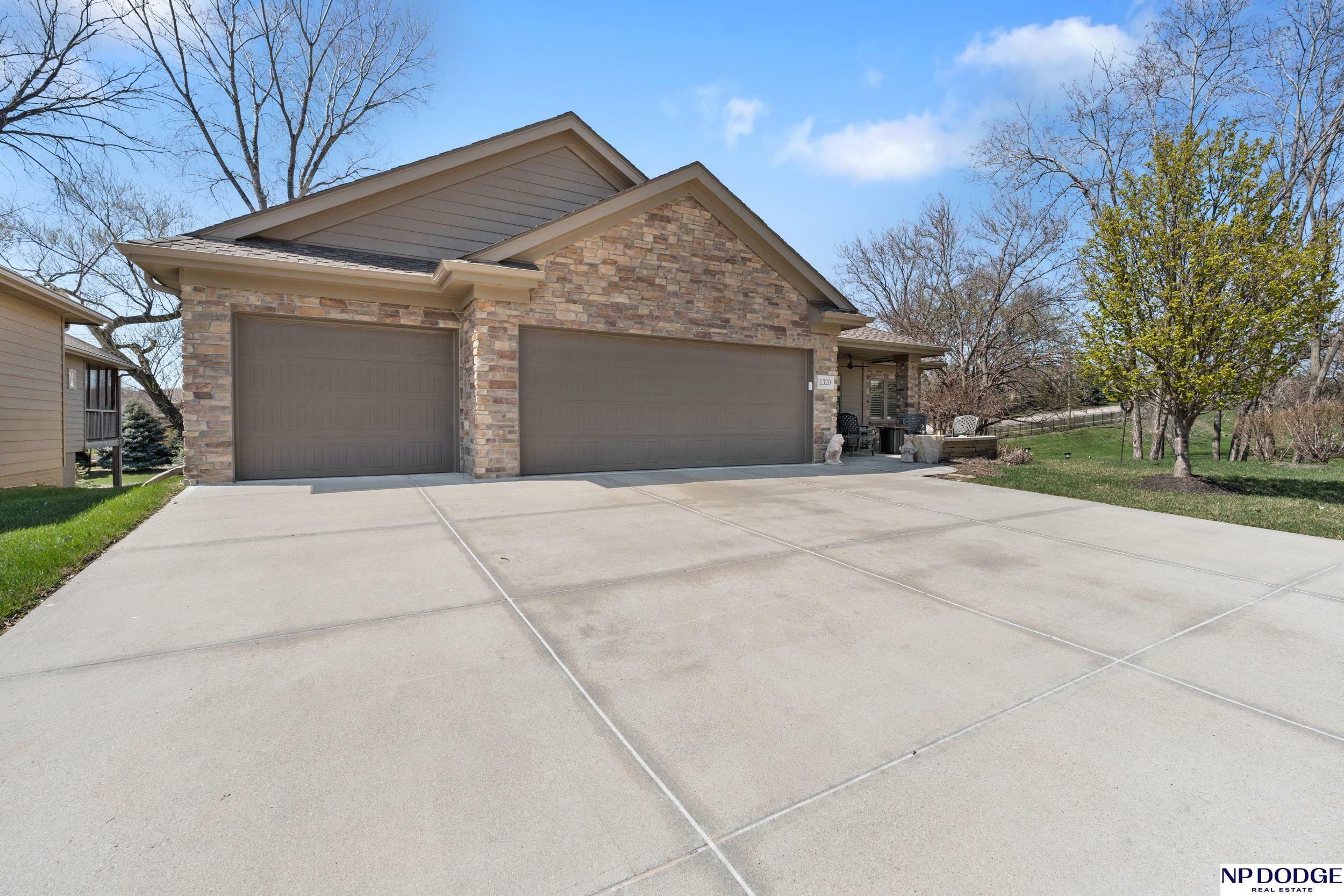 Property Photo: 1320 S 190th Plaza NE 68130