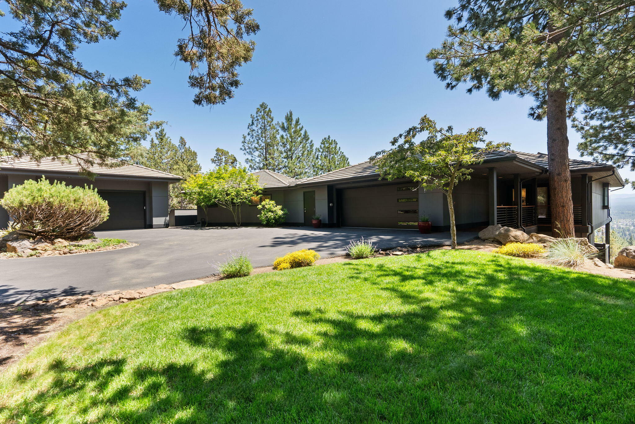 Property Photo: 1627 NW Summit Drive OR 97703