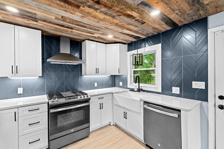 Property Photo:  181 Manchester St  MA 02126