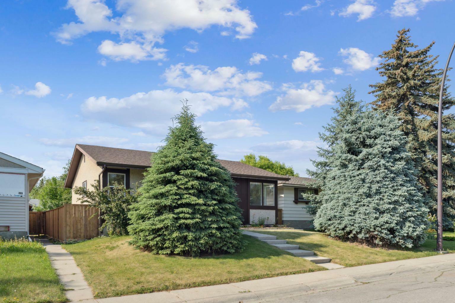Property Photo: 264 Huntington Close NE AB T2K 5B3