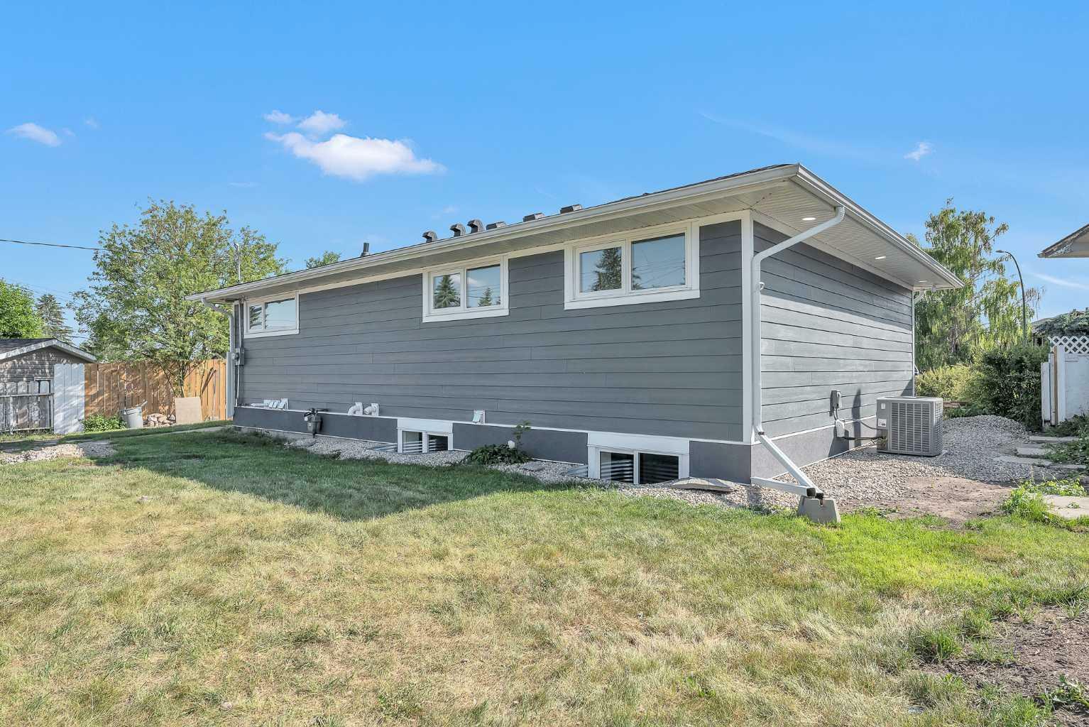 Property Photo:  1008 Riddell Place SE  AB T2A 1Y5 