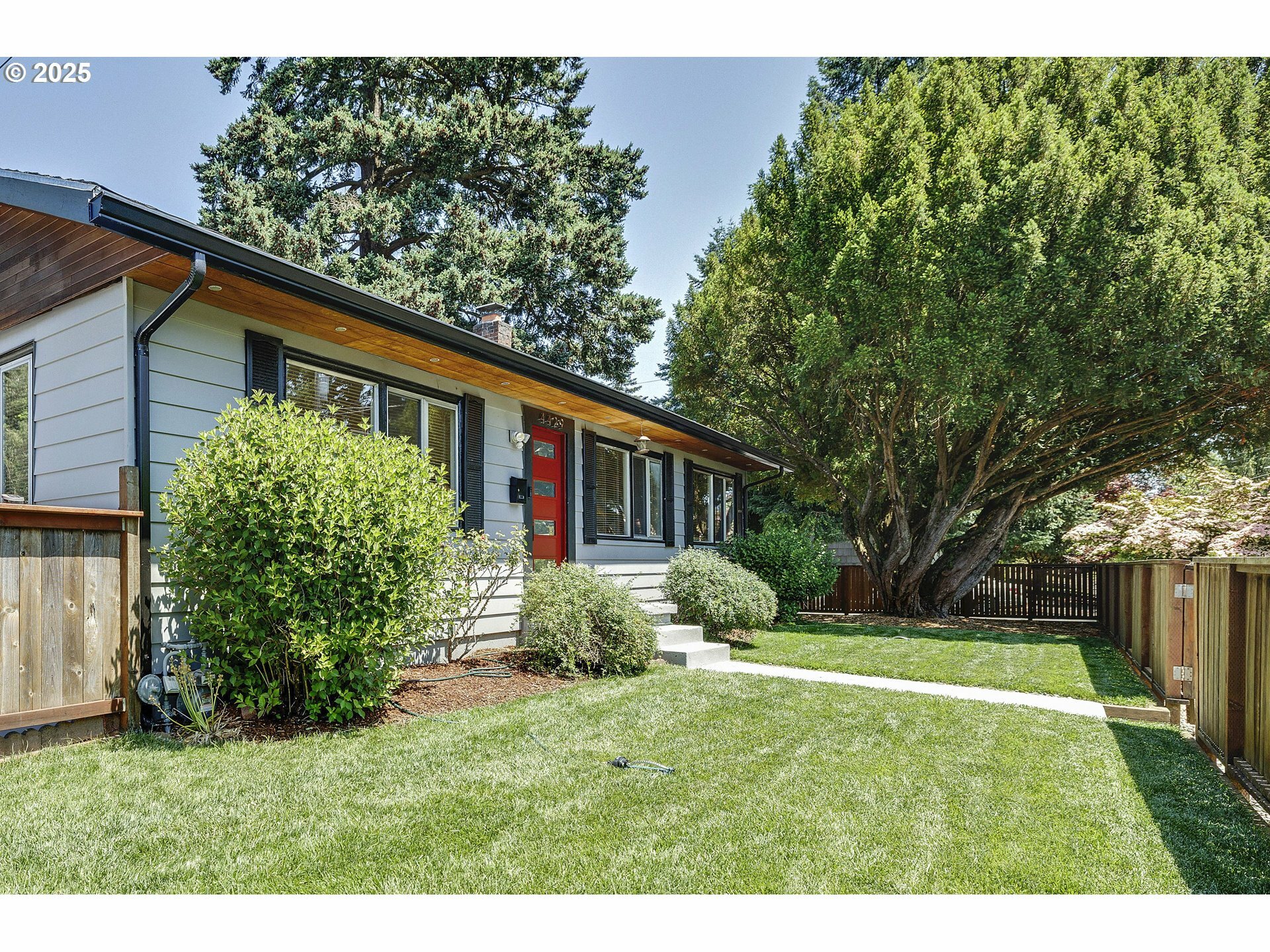 Property Photo:  4429 SE Raymond St  OR 97206 