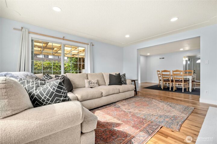 Property Photo:  1037  Harding Street  WA 98022 