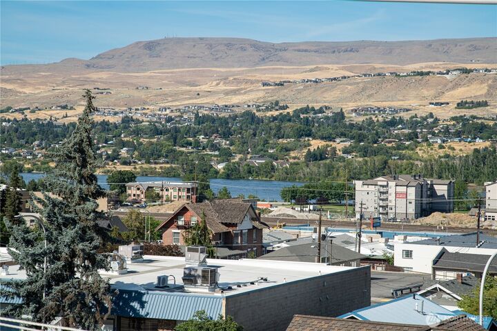 Property Photo:  201  Pennsylvania Avenue 15  WA 98801 