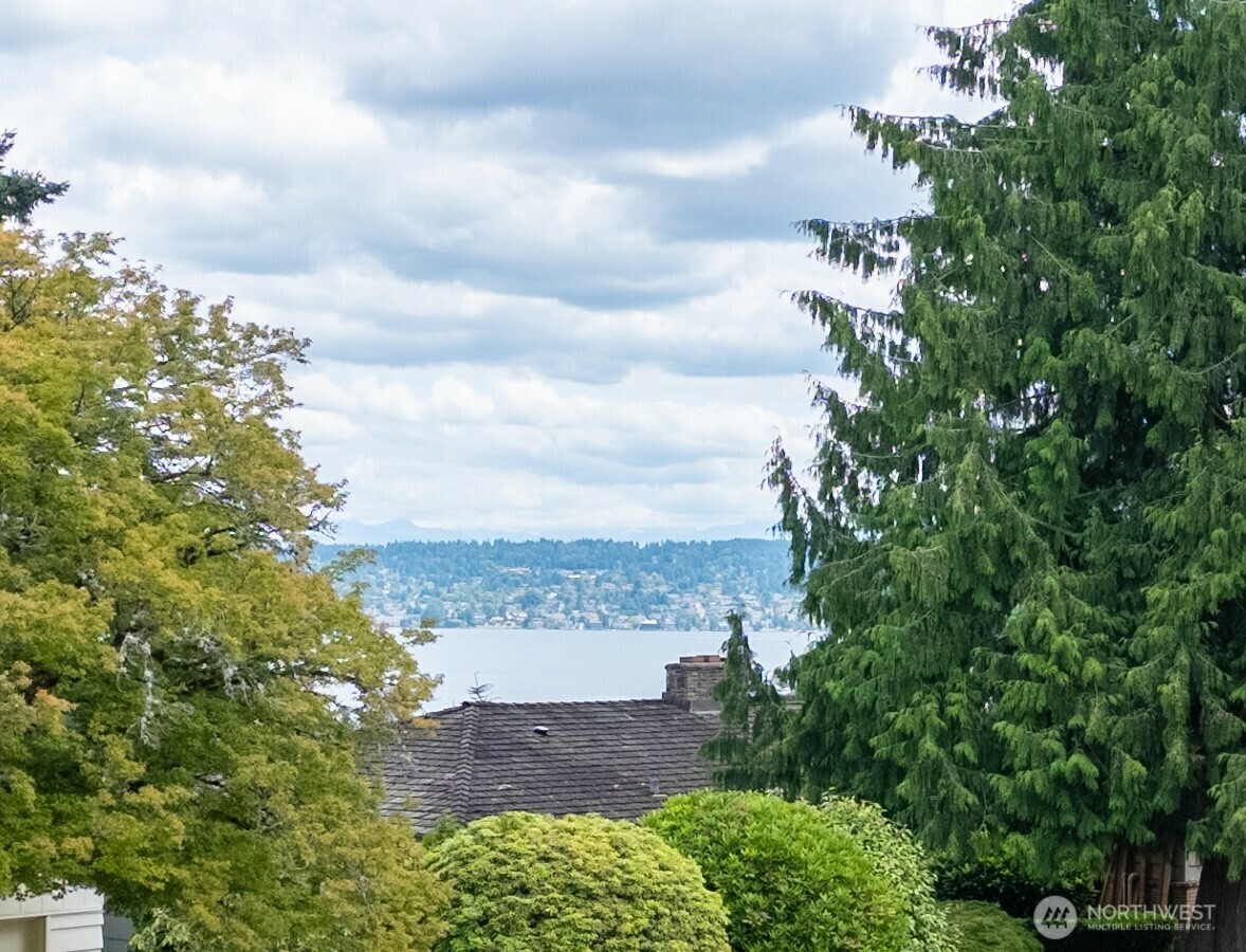 Property Photo: 5025 Nicklas Place NE WA 98105