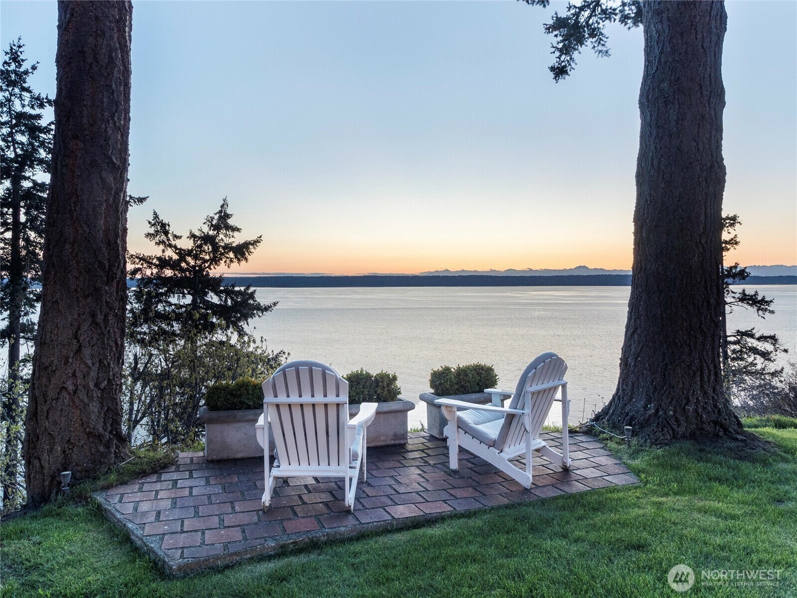 Property Photo: 19263 Edgecliff Drive SW WA 98166