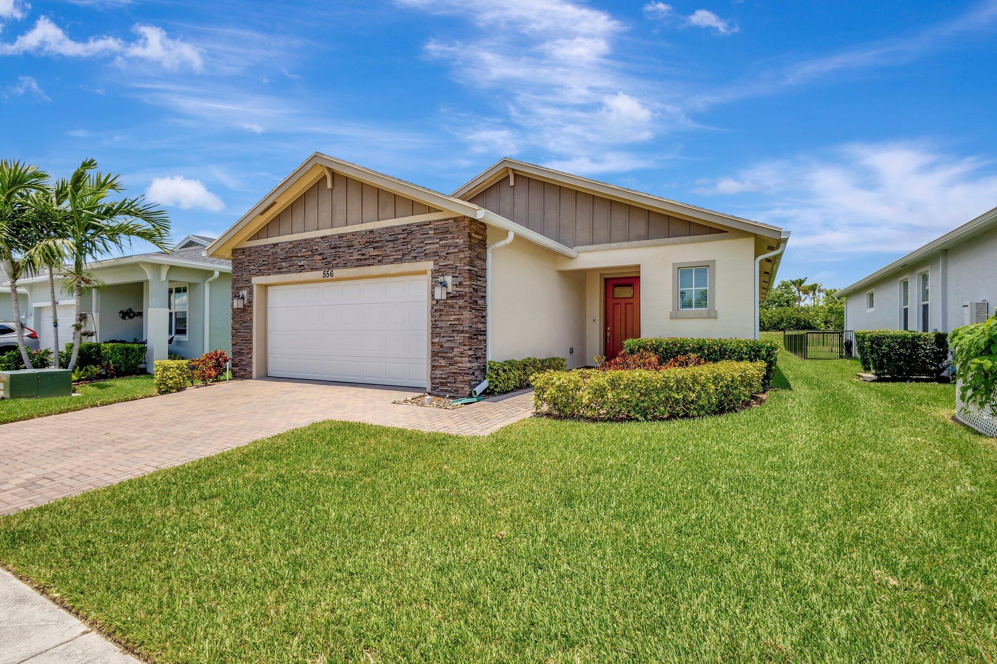 Property Photo: 556 SE Mulberry Way FL 34984