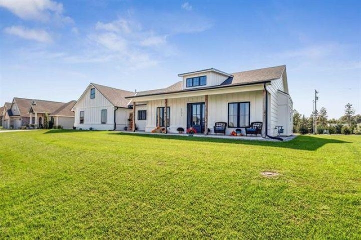 Property Photo: 1521 E Elk Ridge Ave KS 67052