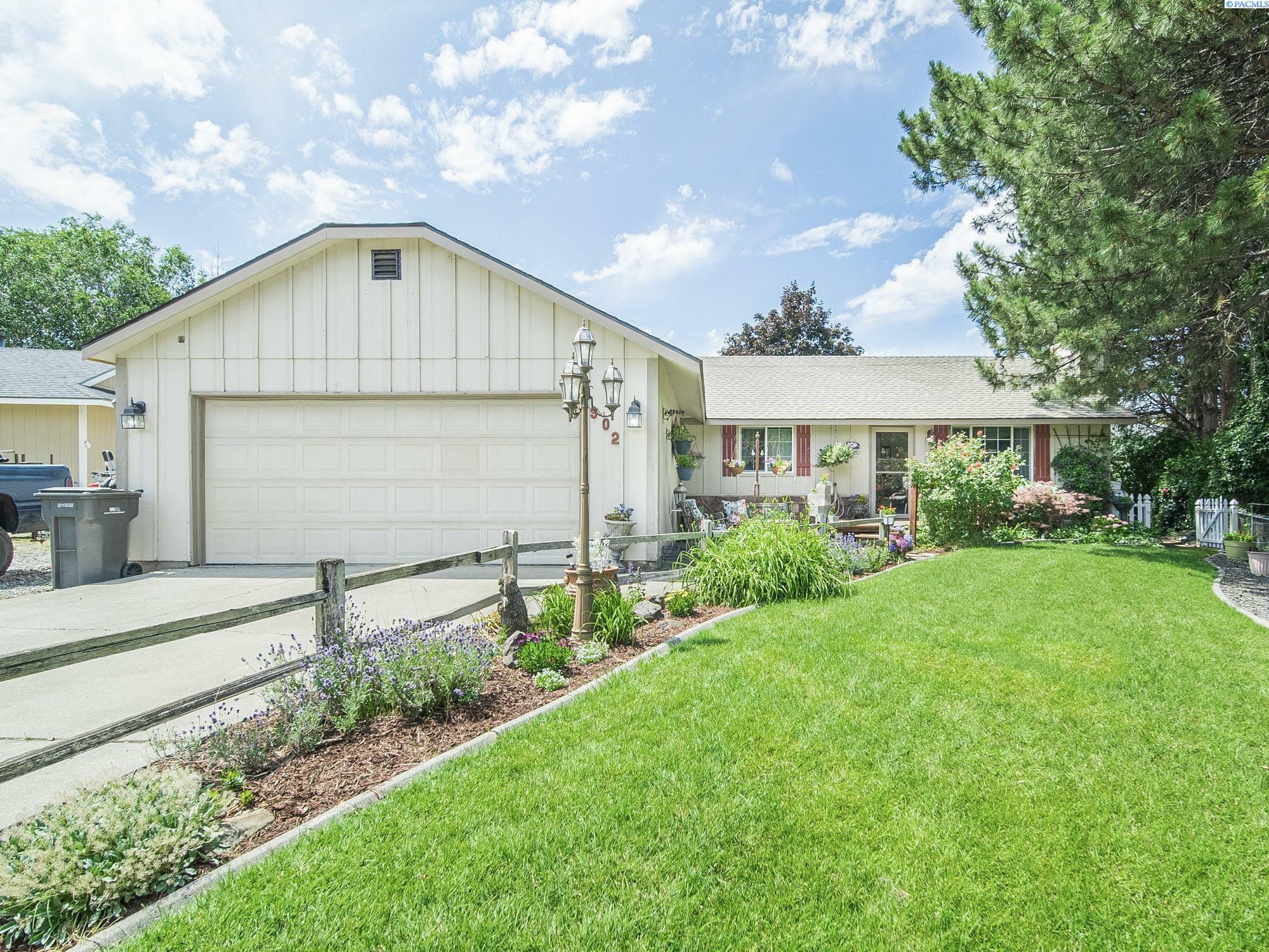 Property Photo: 902 W 44th Pl WA 99337-4522
