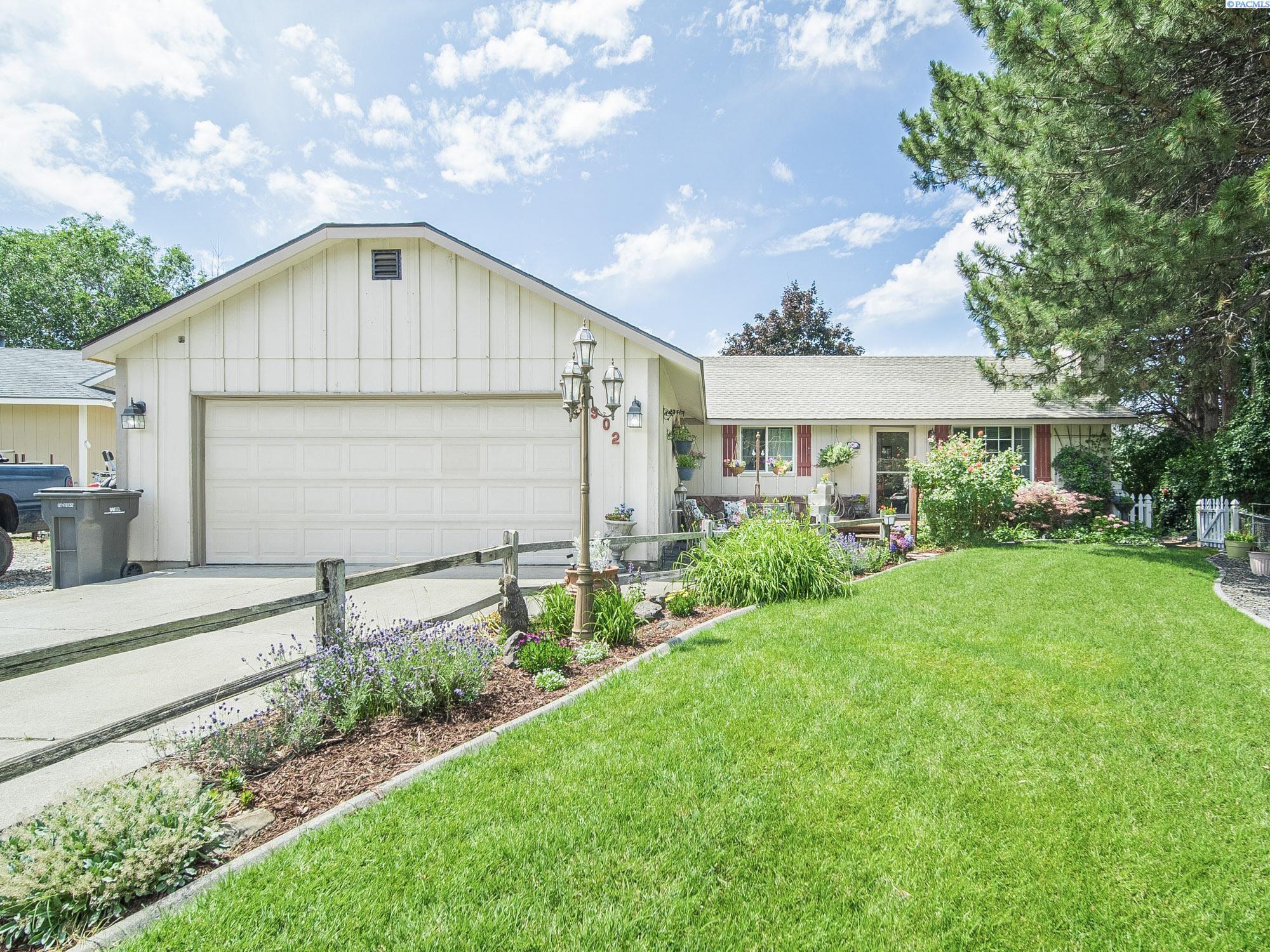 Property Photo: 902 W 44th Pl WA 99337-4522