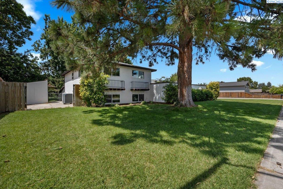 Property Photo: 707 N Quillan St WA 99336