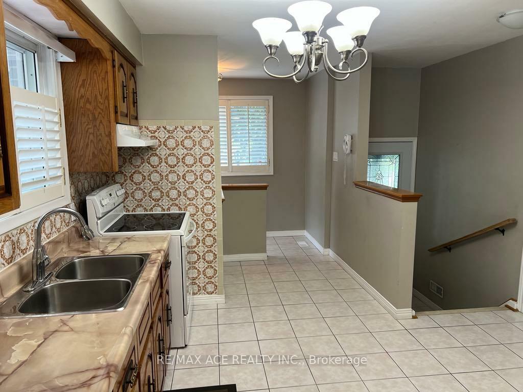 Property Photo: 30 Oakridge Drive Main ON M1M 2A4