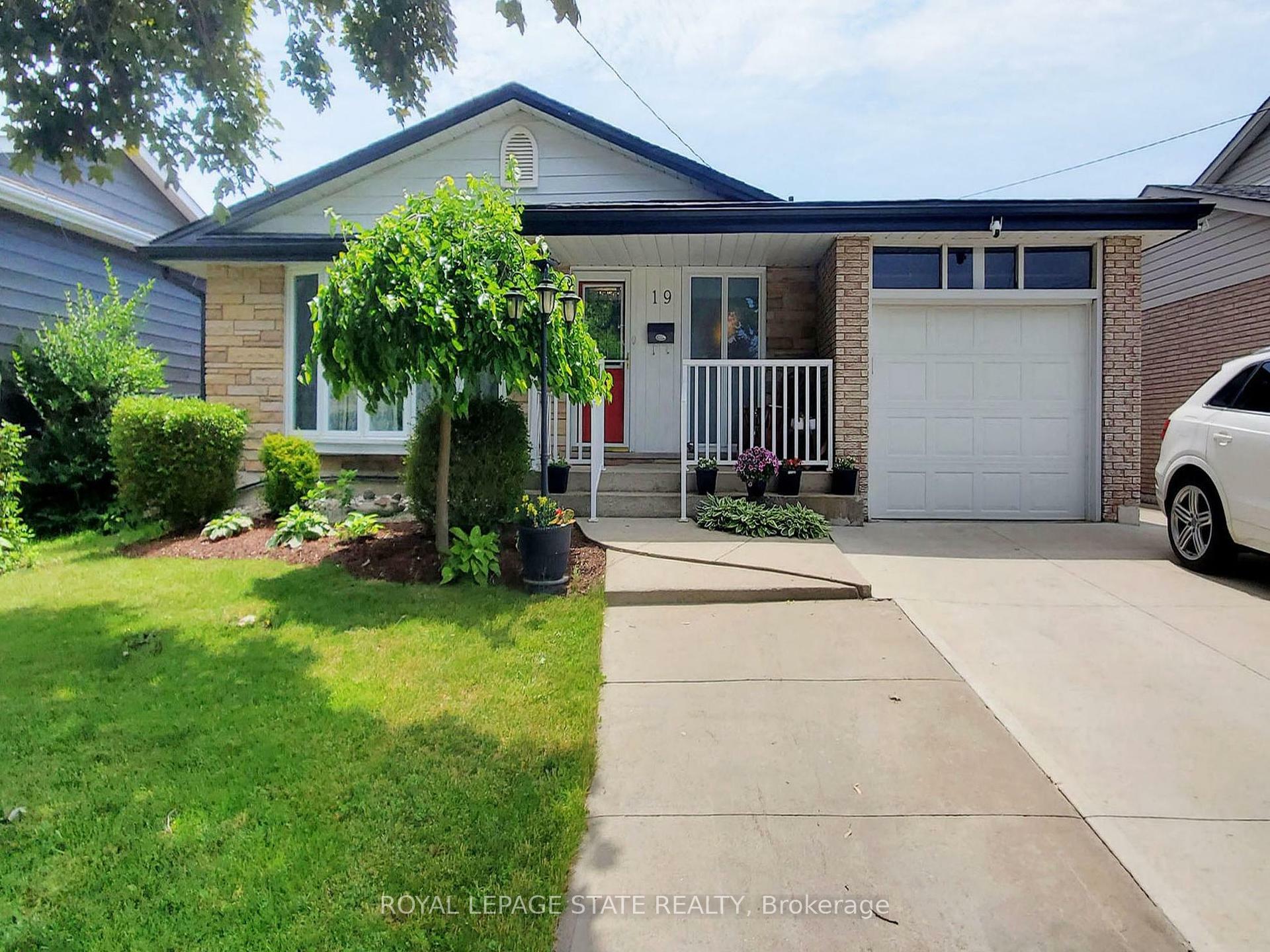 Property Photo: 19 Bunker Hill Drive ON L8K 5X3