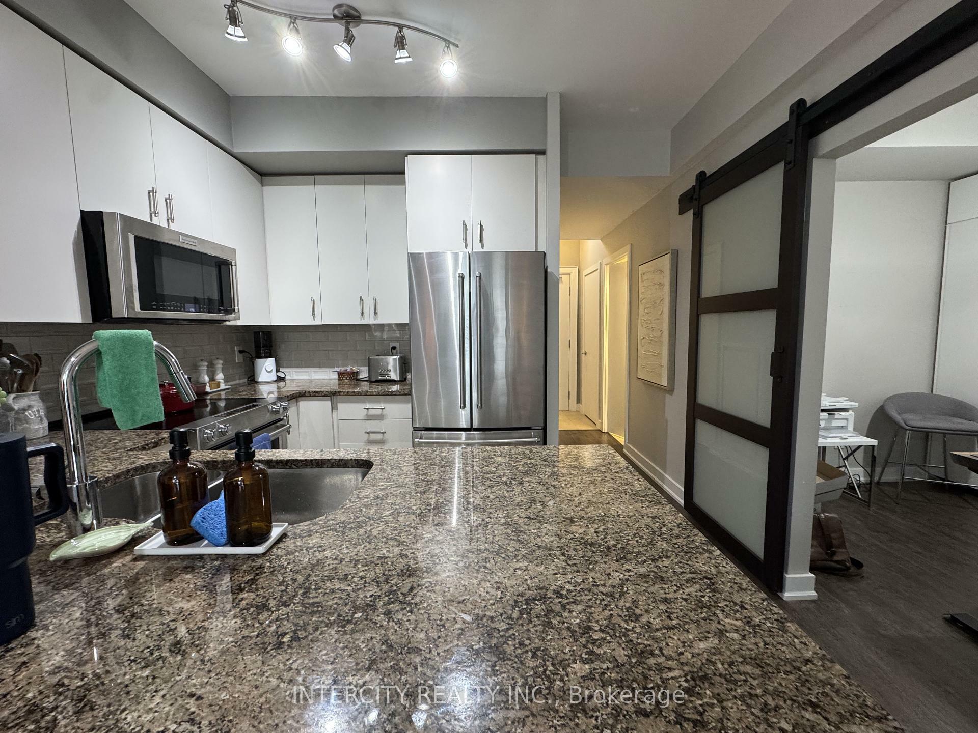 Property Photo: 438 King Street W 606 ON M5V 3T9