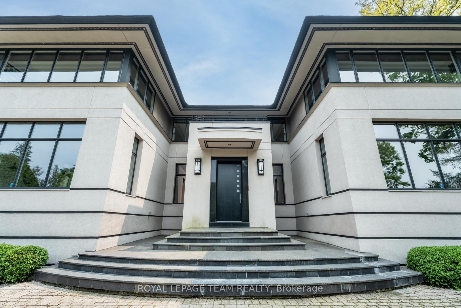 Property Photo: 725 Manor Avenue ON K1M 0E4