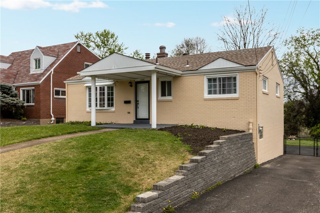Property Photo: 1028 Roseanne Ave. PA 15216