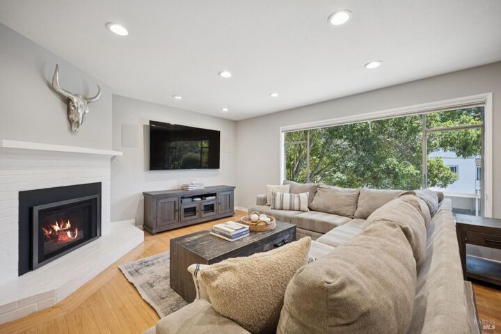 Property Photo:  31 Knoll Lane  CA 94941 