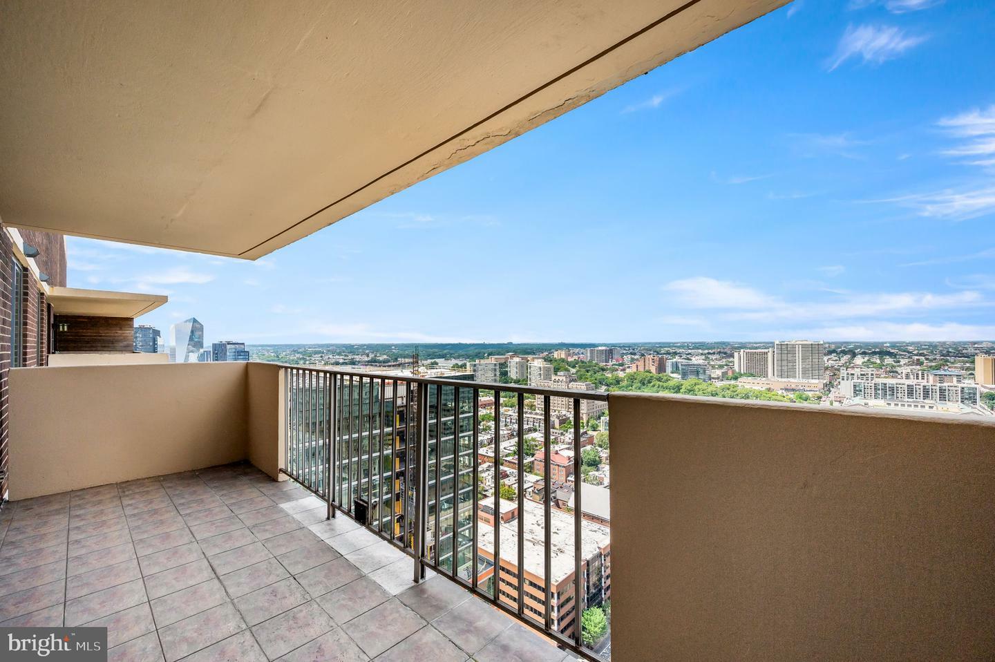 Property Photo:  1901 John F Kennedy Blvd 2923  PA 19103 