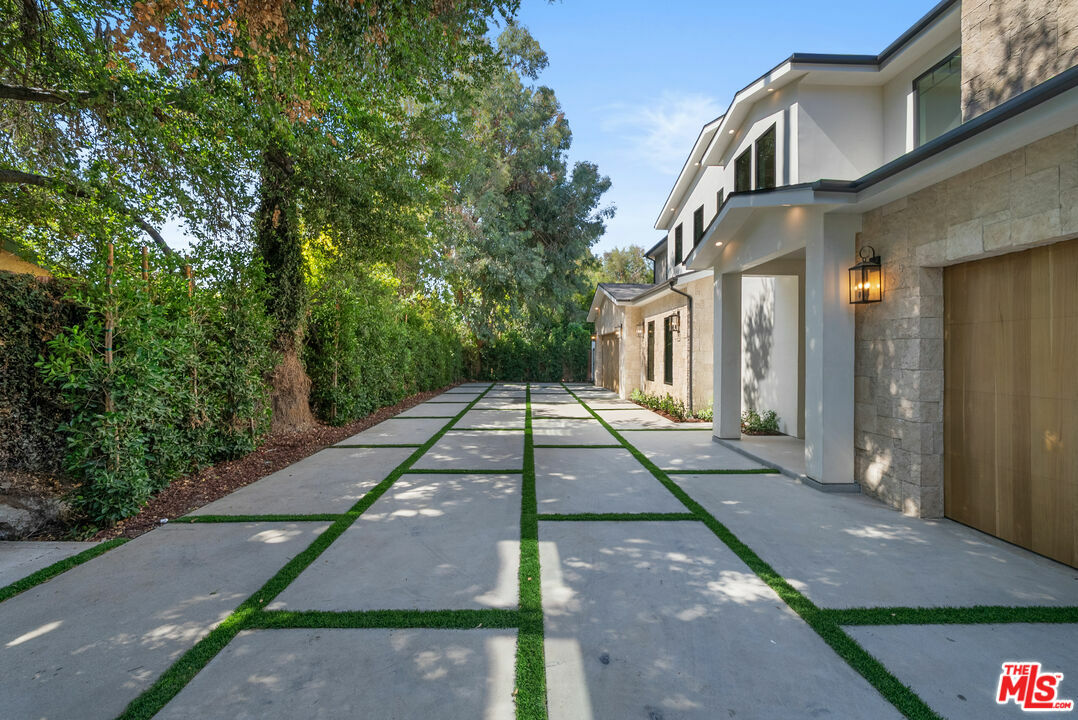 Property Photo: 5036 Woodley Ave CA 91436