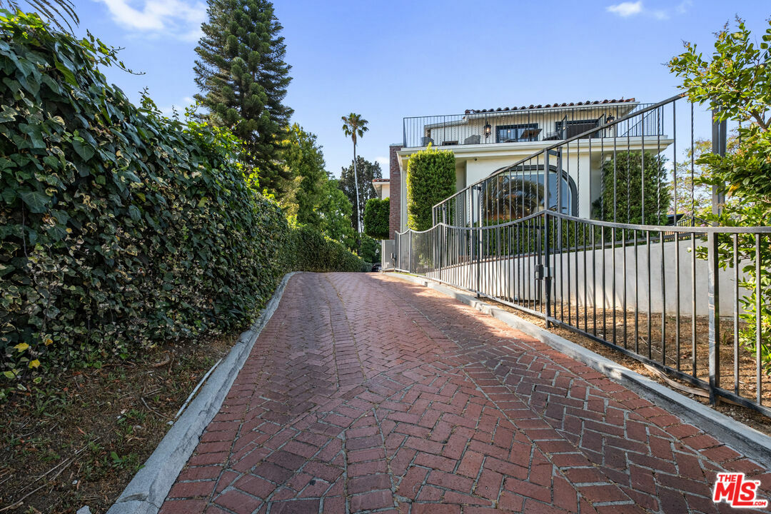 Property Photo: 6801 Iris Cir CA 90068