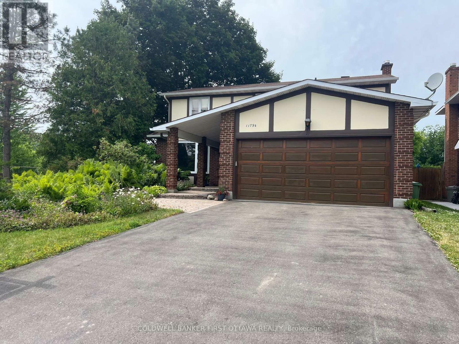 Property Photo: 1179 1/2 St-Jerome Crescent ON K1C 2A7