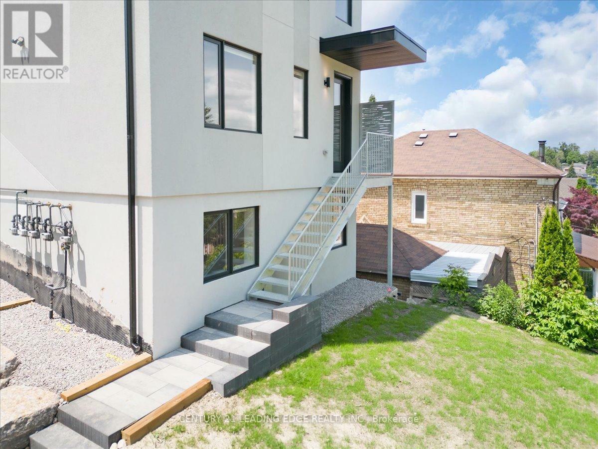 Property Photo: 10 Summit Avenue 2 ON M6E 1X4