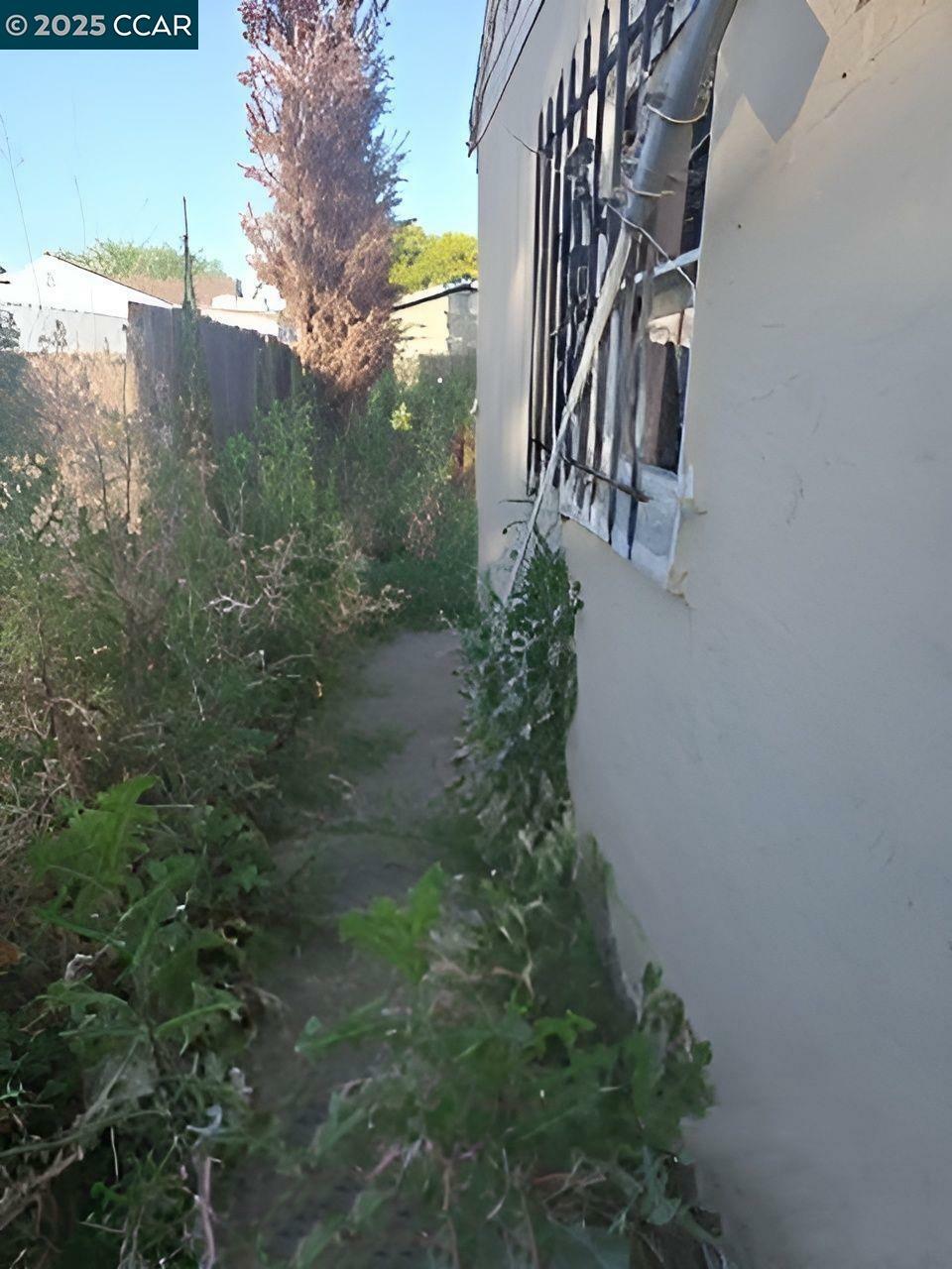 Property Photo:  215 Madison Ave  CA 94565 