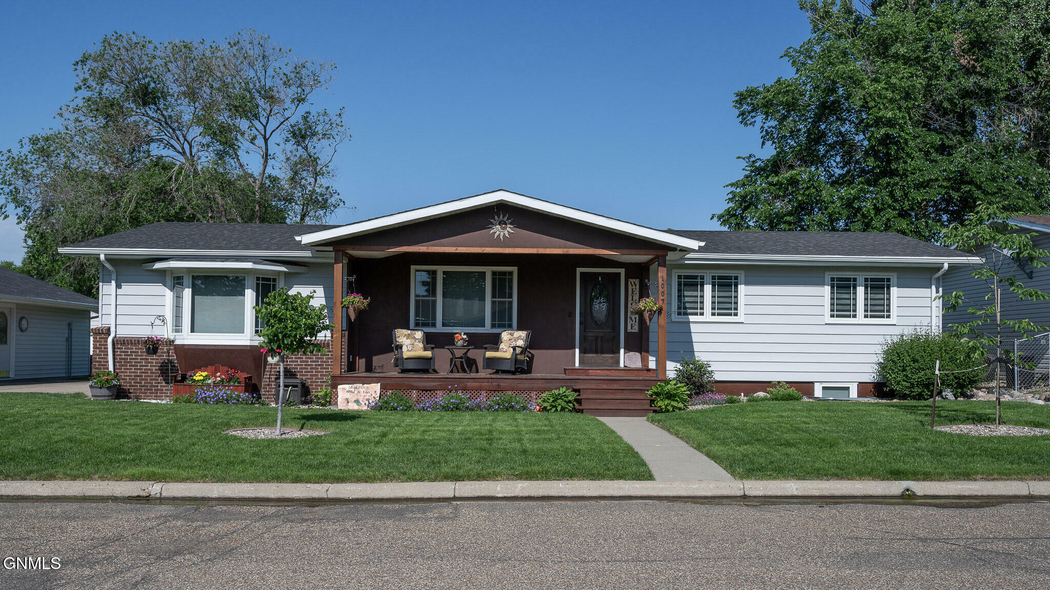 Property Photo: 1007 Chestnut Lane ND 58523